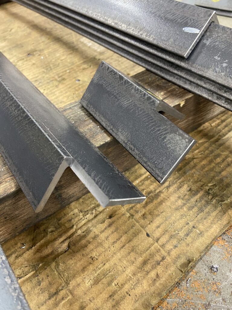 アングル鋼材の先端に切り欠き加工